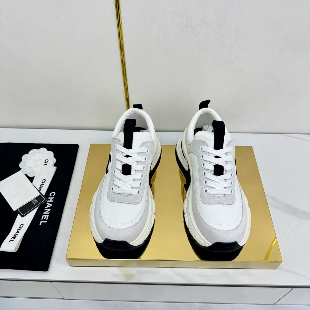 👟👟Ex-factory price 680👟👟 Upgraded version, upgraded version, upgraded version! No rebuttal accepted! ! ! ! Chanel Chanel panda shoes! 2025 counter's top casual sports shoes. This classic design; the upper is electro-embroidered with a variety of techniques; the outsole is fashionable and sporty; the unusual inclusion of a variety of color matching elements... The diversified mix and match is very good-looking and versatile, and can be used for leisure, fashion, sports, and outdoor... ꫛꫀꪝ Go➫ Materials: ❶Upper made of: original imported first-layer silk cowhide + original waterproof cloth + original first-layer cowhide ❷Inner lining: Original Yangli+Net ❸Outsole based on: Original TPU combination outsole Counter boutique packaging complete set for women 35–41 👉 👉 👉 👉